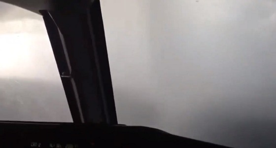 بالفيديو.. سحابة ماطرة قوية تغيم على مدرج طائرة خلال هبوطها