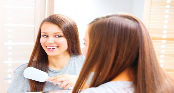 بالماء والليمون .. طريقة بسيطة لتحضير جل بذور الكتان السحري للشعر