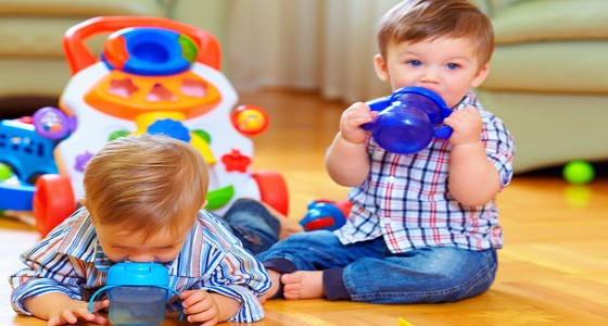 المناديل المبللة وحبال الستائر.. أشياء بالمنزل تهدد حياة طفلك