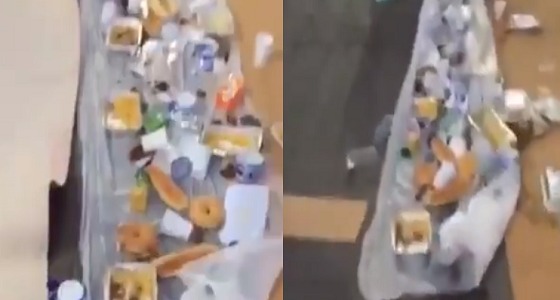 بالفيديو.. أطعمة تُرمى في القمامة بعد انتهاء الإفطار عند أحد المساجد