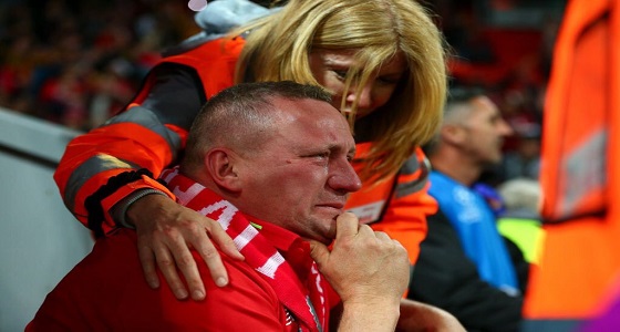 بالصور.. امرأة تحتضن مشجع ليفربولي يبكي بعد الريمونتادا التاريخية