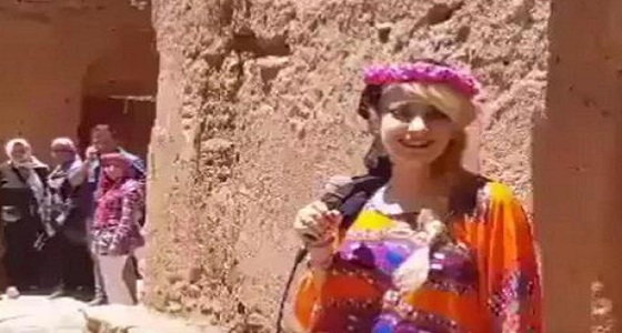 بالفيديو.. السلطات الإيرانية تلاحق امرأة غنّت للسياح