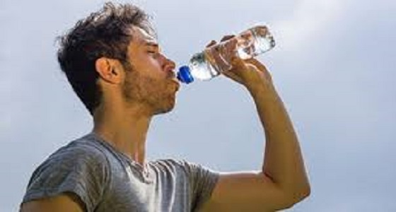 تحذير من شرب كميات كبيرة من الماء على السحور.. ” يسبب التسمم “