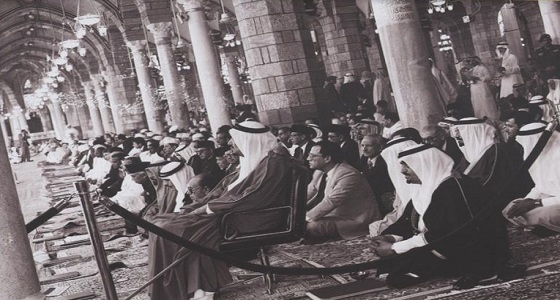 صورة تاريخية للملك خالد ورؤساء الدول الإسلامية في المسجد الحرام