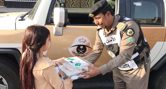 بالصور.. طالبات تعليم عسير يُقدّمنَ الإفطار لرجال الأمن
