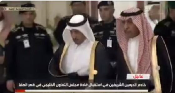 بالفيديو.. ارتباك ممثل قطر أثناء دخوله قصر الصفا ولقاءه خادم الحرمين