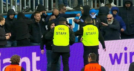 بالفيديو.. جماهير غاضبة تبتز لاعبي فريقهم عقب خسارتهم