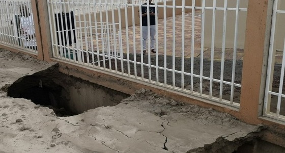 بالفيديو والصور.. تعليق العمل في مركز العجمة الصحي بمحايل بسببب السيول