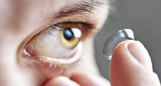 نسيت نزع العدسات اللاصقة قبل النوم فاستيقظت عمياء