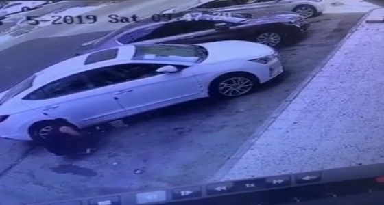 بالفيديو.. مجهولون يسرقون إطارات مركبة بجدة ويضعونها على الطوب