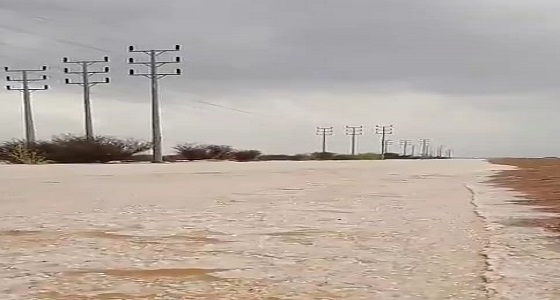 بالفيديو.. السيول تضرب شمال الطائف وتغلق طريق عشيرة المحاني 