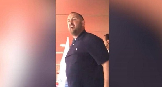 مشجع لمانشستر يونايتد يصرخ غضبا في وجه الصحفيين بسبب محمد صلاح