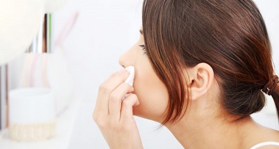 عدم إزالة المكياج قبل النوم يؤدي لانسداد المسام وظهور البثور