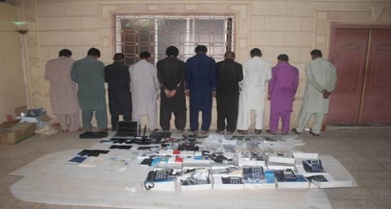 بالصور.. الإطاحة بـ 10 باكستانيين مارسو النصب وانتحلوا صفة موظفي بنوك بنجران