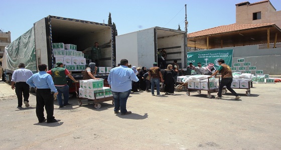 مركز الملك سلمان يوزع 48 طناً من السلال الرمضانية على اللاجئين السوريين في الأردن