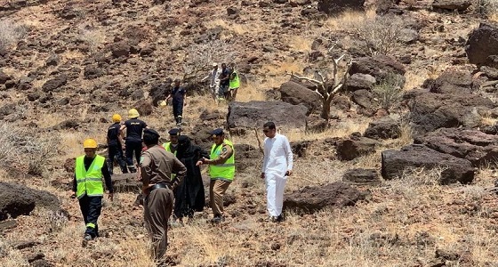 بالفيديو.. مدني جازان ينقذ شقيقتين علقتا بقمة جبل أثناء لعبهما وإصابة مسعفين