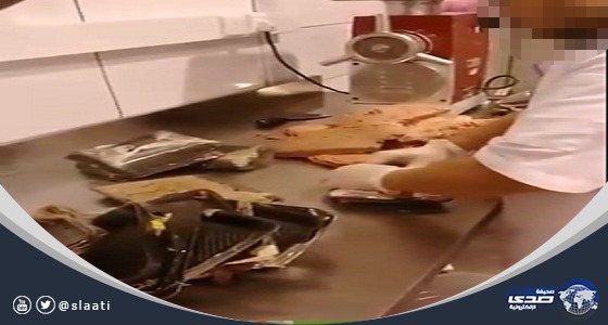 بالفيديو.. أحد العمالة يخلط اللحم القديم مع الجديد ويبيعه على أنه طازج