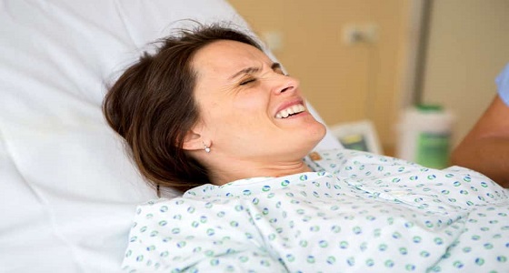 بينها نزيف حاد والولادة القيصرية.. تعرفي على أضرار التحاميل لتسهيل الولادة