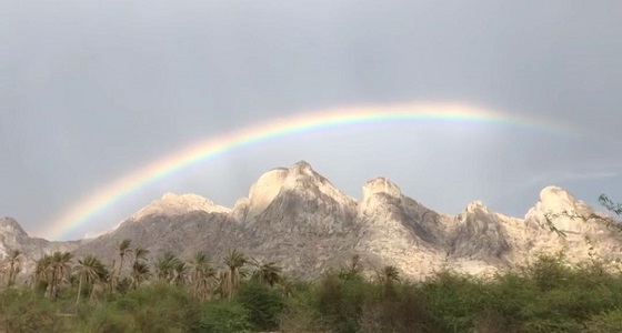 بالفيديو والصور.. ” قوس قزح ” يزين سماء محافظة أضم