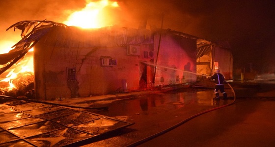 بالصور.. الدفاع المدني يخمد حريقا في مستودعين بالرياض