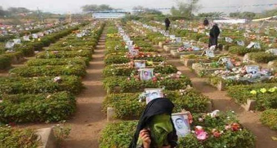 بأيديهم .. الحوثيون يحفرون مقابر جديدة لهم بذمار