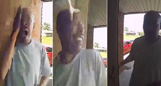 بالفيديو.. لحظة انقضاض ” أفعى ” على وجه رجل للدغه