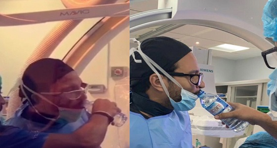 بالصورة.. طبيب يفطر ويمسك في غرفة العمليات ويواصل عمله