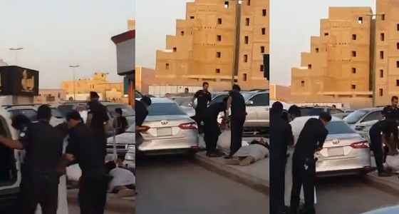 عقب ظهورهما في فيديو طعن مواطن.. أمن مكة يضبط المتهمين