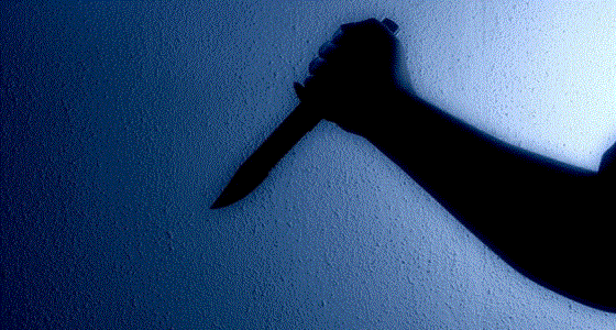 رجل يطارد زوجته بسكين قبل آذان المغرب