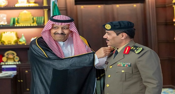 أمير الباحة يقلد مدير سجون المنطقة رتبته الجديدة