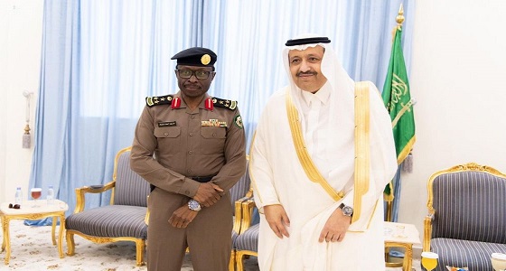 الأمير حسام بن سعود يقلد مدير مرور الباحة رتبته الجديدة