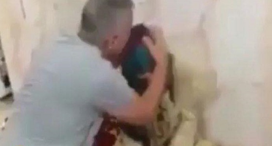 بالفيديو.. موقف مفاجئ للعراقي الطارد لأمه بعد تحديه لعقوقها