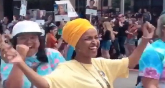 بالفيديو.. عضو الكونغرس “ إلهان عمر ” ترقص فى مسيرة للمثليين