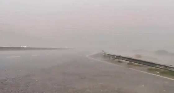 بالفيديو.. هطول أمطار غزيرة على مكة.. وأمن الطرق يحذر مستخدمي الطرق