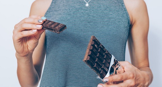 بينها الشيكولاته والموز .. أطعمة طبيعية تخلصك من تقلصات الدورة الشهرية