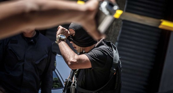 بالفيديو.. لحظة سقوط رجل أمن تونسي في انفجار انتحاري