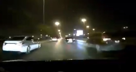 بالفيديو.. سائق متهور كاد يسبب حادثًا على دائري الرياض
