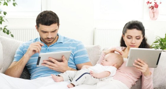 تأثير استخدام الوالدين للهاتف على علاقتهم بأطفالهم