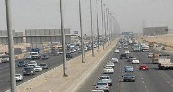 انقلاب شاحنة ركاب وكثافة مرورية على طريق مكة جدة
