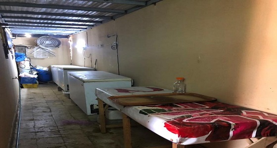 أمانة الرياض تغلق منزلا يستخدم في تجهيز الأطعمة وسط بيئة غير صحية 