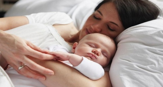 أطباء يحذرون من نوم الطفل الصغير بسرير الأم