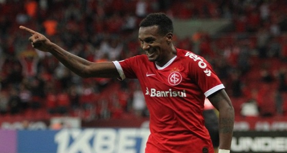 ” العرض لم يكن مغريًا ” .. تفاصيل فشل صفقة الهلال لضم ايدينلسون