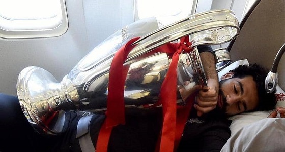 بعد صورة صلاح.. مدرب ليفربول يكشف هوية الذي نام مع كأس أبطال أوروبا