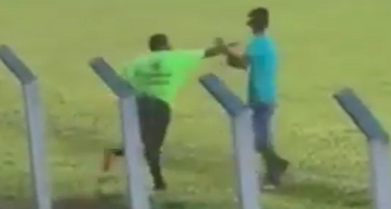 بالفيديو.. اعتداء حكم مباراة على مشجع لإثارته الشغب