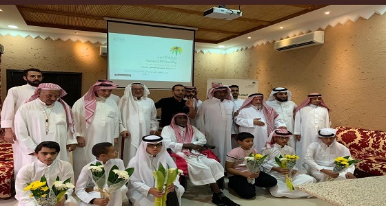 بالصور.. طلاب وطالبات الرياض يقدمون الهدايا للمسنين عرفانًا بدورهم في تنمية المجتمع