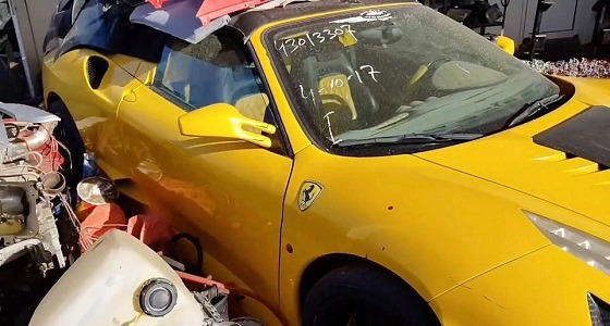 بالفيديو والصور.. مقبرة سيارات فاخرة يغطيها غبار الصحراء بعد هروب أصحابها
