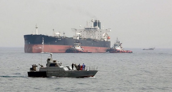 بالفيديو والصور.. إحدى ناقلتي النفط أثناء تعرضها للهجوم في خليج عمان