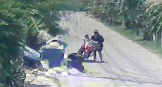 بالفيديو.. سيدة تتخلى عن أمومتها وتلقى رضيعتها في صندوق قمامة