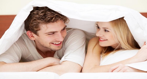 التصرف المثالي عند اقتحام حماتك لغرفة نومك أثناء العلاقة الحميمية