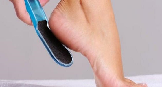 أفضل الوصفات الطبيعية لعلاج تشقق الكعبين